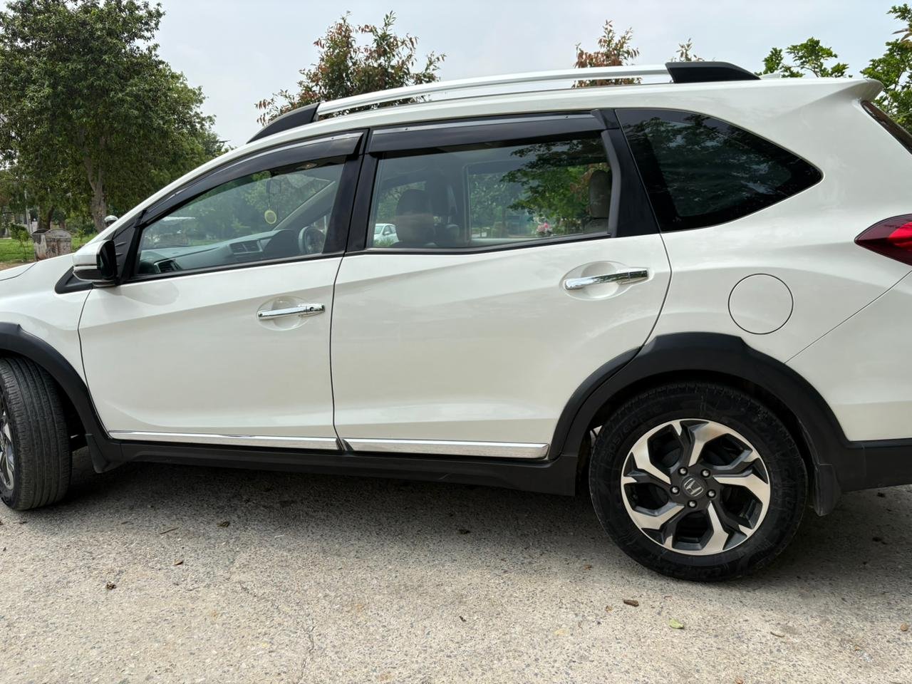 Rent A Honda BRV 7 Seater Luxury Car Hire - Image 2